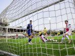 penyerang-ajax-burkinabe-lassina-traore-mencetak-gol-0-8.jpg