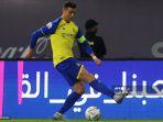 penyerang-al-nassr-cristiano-ronaldo-berlari-dengan-bola.jpg