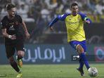 penyerang-al-nassr-cristiano-ronaldo-kanan-dihadang-pemain-al-raed-damjan-dokovic.jpg