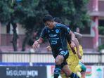 penyerang-arema-fc-dedik-setiawan-dikawal-pemain-persikabo.jpg