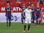 penyerang-argentina-barcelona-lionel-messi-2l-merayakan-dengan-rekan-setimnya.jpg