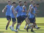 penyerang-argentina-lionel-messi-ke-3-dari-kiri-dan-gelandang-argentina-alejandro-gomez.jpg