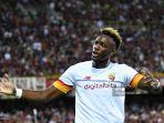 penyerang-as-roma-tammy-abraham-merayakan-gol-rekan-setimnya.jpg