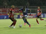 penyerang-bali-united-bruno-cunha-cantanhede-dengan-bek-bali-united-leonard-tupamahu.jpg