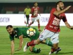 penyerang-bali-united-ilija-spasojevic-dilanggar-oleh-bek-psms-medan-reinaldo-lobo_20180324_192637.jpg