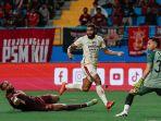 penyerang-bali-united-jefferson-de-assis-saat-lawan-psm-makassar-di-liga-1.jpg