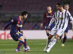 penyerang-barcelona-asal-argentina-lionel-messi-kiri-menantang-cristiano-ronaldo.jpg