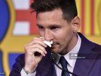 penyerang-barcelona-asal-argentina-lionel-messi-menyeka-hidungnya-saat-ia-tiba-dengan-air-mata.jpg