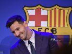 penyerang-barcelona-asal-argentina-lionel-messi-tersenyum-saat-konferensi-pers-di-stadion-camp-nou.jpg