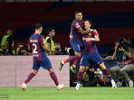 penyerang-barcelona-asal-polandia-09-robert-lewandowski-kanan-merayakan-golnya.jpg
