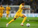 penyerang-barcelona-asal-spanyol-27-lamine-yamal-berlari-menggiring-bola.jpg