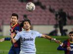 penyerang-barcelona-lionel-messi-kiri-bersaing-dengan-gelandang-valencia-carlos-soler.jpg