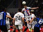 penyerang-barcelona-robert-lewandowski-menyundul-bola-di-sekitar-pemain-inter-milan.jpg