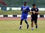 penyerang-baru-persib-ezechiel-aliadjim-ndouassel_20170808_205323.jpg