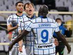 penyerang-belgia-inter-milan-romelu-lukaku-kanan-merayakan-dengan-nicolo-barella.jpg