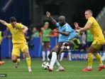 penyerang-belgia-romelu-lukaku-ditandai-oleh-gelandang-ukraina-georgiy.jpg