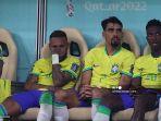 penyerang-brasil-10-neymar-kedua-dari-kiri-duduk-di-banangku-cadang.jpg