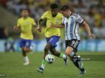 penyerang-brasil-emerson-kiri-dan-penyerang-argentina-julian-alvarez-berebut-bola.jpg