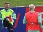 penyerang-brasil-neymar-melakukan-peregangan-saat-sesi-latihan.jpg