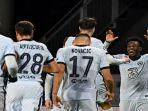 penyerang-chelsea-callum-hudson-odoi-kanan-merayakan-gol-ke-gawang-rennes.jpg