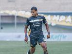 penyerang-dewa-united-alex-membawa-bola-ke-pertahanan-arema-fc.jpg