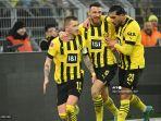 penyerang-dortmund-asal-jerman-marco-reus-kiri-merayakan-gol-penalti.jpg