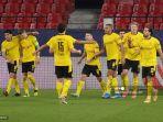 penyerang-dortmund-asal-norwegia-erling-braut-haaland-merayakan-dengan-rekan-satu-timnya.jpg