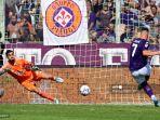 penyerang-fiorentina-asal-serbia-luka-jovic-kanan-gagal-mencetak-gol-penalti.jpg