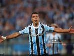 penyerang-gremio-luis-suarez-merayakan-gol.jpg