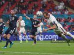 penyerang-inggris-harry-kane-kanan-menyundul-bola-saat-pertandingan.jpg