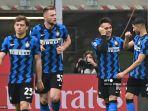 penyerang-inter-milan-lautaro-martinez-merayakan-dengan-achraf-hakimi.jpg