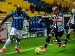penyerang-inter-milan-romelu-lukaku-kiri-dan-bek-parma-lautaro-valenti-mengejar-bola.jpg
