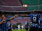 penyerang-inter-milan-romelu-lukaku-merayakan-dengan-lautaro-martinez-lawan-sassuolo.jpg