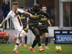 penyerang-inter-milan-romelu-lukaku-tengah-menahan-gelandang-italia-genoa-nicolo-rovella.jpg