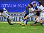 penyerang-italia-inter-milan-andrea-pinamonti-belakang-ke-2-menembak-untuk-mencetak-gol.jpg