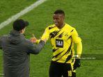 penyerang-jerman-dortmund-youssoufa-moukoko-kanan-merayakan-dengan-edin-terzic.jpg
