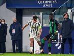 penyerang-juventus-asal-argentina-paulo-dybala-tengah-dan-abraham-frimpong.jpg