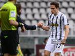 penyerang-juventus-federico-chiesa-kanan-merayakan-dengan-pelatih-andrea-pirlo.jpg