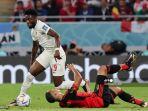 penyerang-kanada-19-alphonso-davies-berlari-dengan-bola-saat-gelandang-belgia-jatuh.jpg