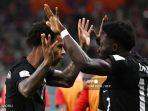 penyerang-kanada-alphonso-davies-merayakan-dengan-rekan-setim-tajon-buchanan.jpg