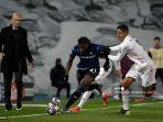 penyerang-kolombia-atalanta-duvan-zapata-kiri-bersaing-dengan-raphael-varane.jpg
