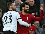 penyerang-liverpool-asal-mesir-mohamed-salah-dipeluk-luke-shaw.jpg
