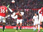 penyerang-liverpool-christian-benteke-mencetak-gol_20150915_054519.jpg