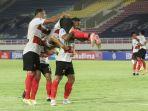 penyerang-madura-united-rafael-silva-menggendong-slamet-nurcahyo-usai-cetak-gol-kedua.jpg