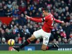 penyerang-manchester-united-robin-van-persie-melepaskan-tendangan_20150204_024450.jpg