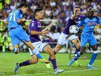 penyerang-napoli-hirving-lozano-kiri-menyundul-bola-ke-gawang-tuan-rumah-fiorentina.jpg