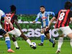 penyerang-napoli-lorenzo-insignemenantang-gelandang-ac-milan-franck-kessie.jpg