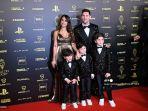 penyerang-paris-saint-germain-argentina-lionel-messi-kanan-atas-istrinya-antonela-roccuzzo.jpg
