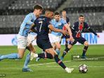penyerang-paris-saint-germain-kylian-mbappe-kanan-memperebutkan-bola.jpg