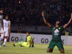 penyerang-persebaya-surabaya-amido-balde-melakukan-selebrasi.jpg